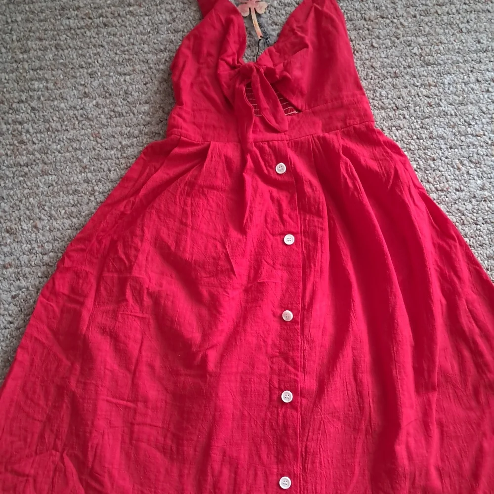 Adjustable spaghetti strap red dress - Picture 2 of 9